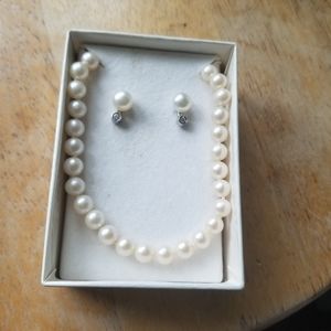 Beautiful vintage pearl necklace and earring set